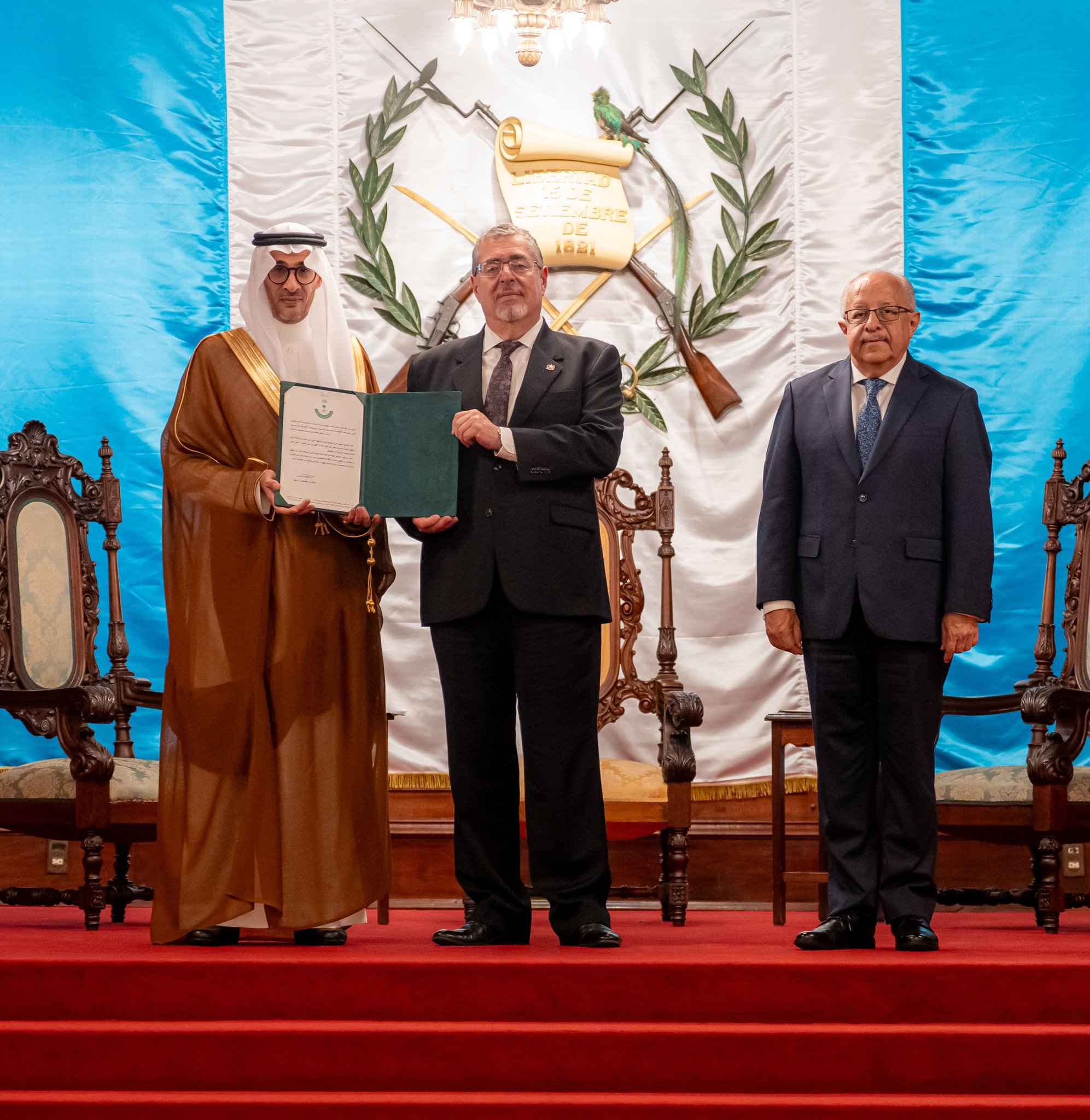 El Embajador Almunawer presenta sus cartas credenciales como embajador no residente ante Guatemala